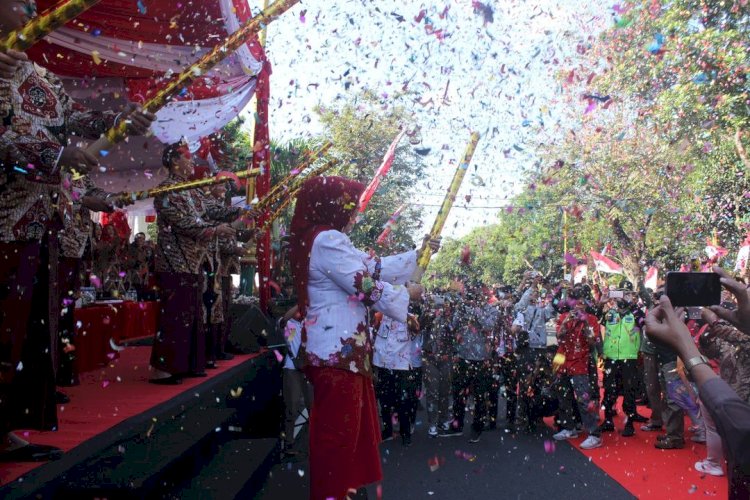 Masyarakat Klaten Tumplek Blek Menyaksikan Klaten Lurik Carnival