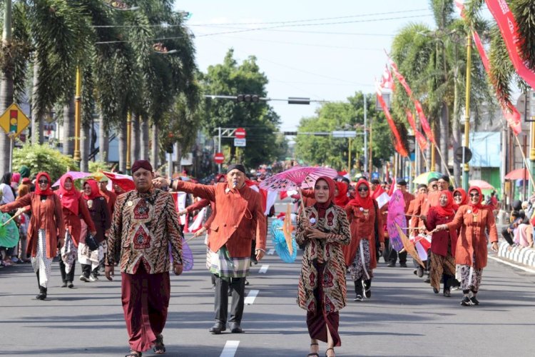 Masyarakat Klaten Tumplek Blek Menyaksikan Klaten Lurik Carnival